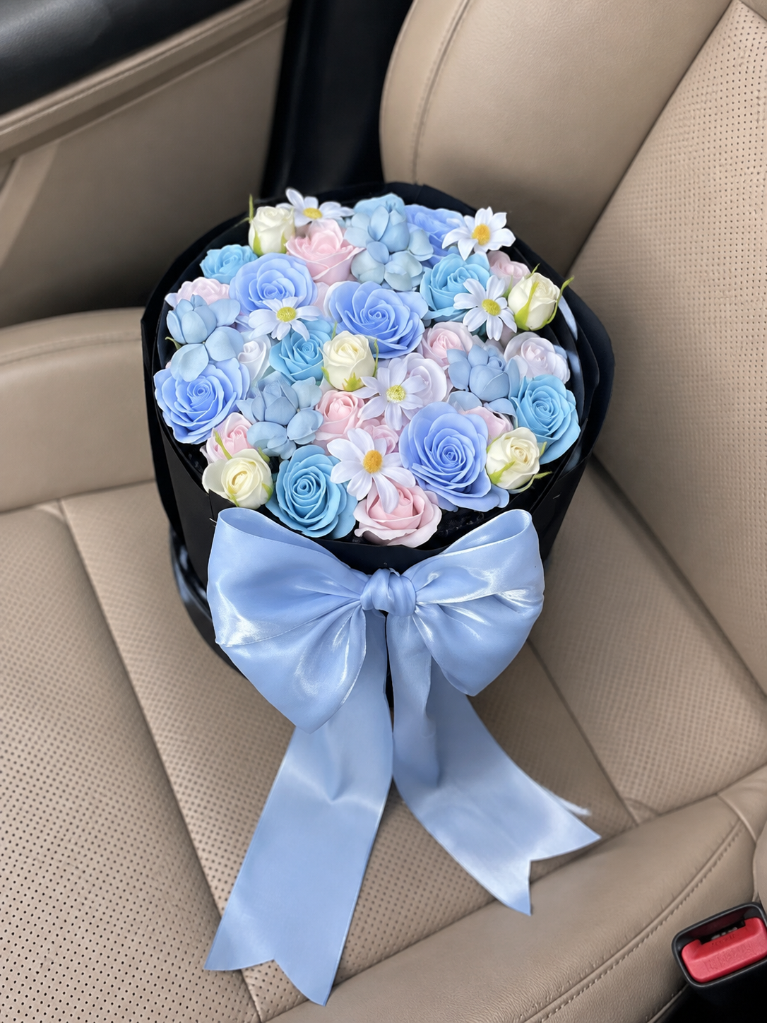 Rose Daisy Signature Bouquet – Sky Blue – AI-assisted high-angle parked car view